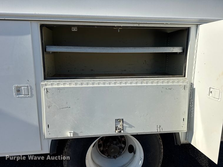 image for item DW6717 2003 International 7400 utility / service truck