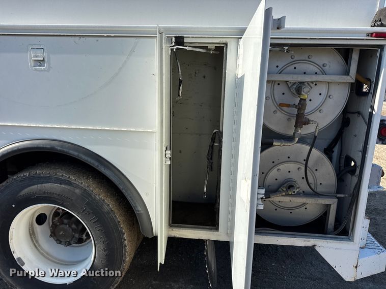 image for item DW6717 2003 International 7400 utility / service truck