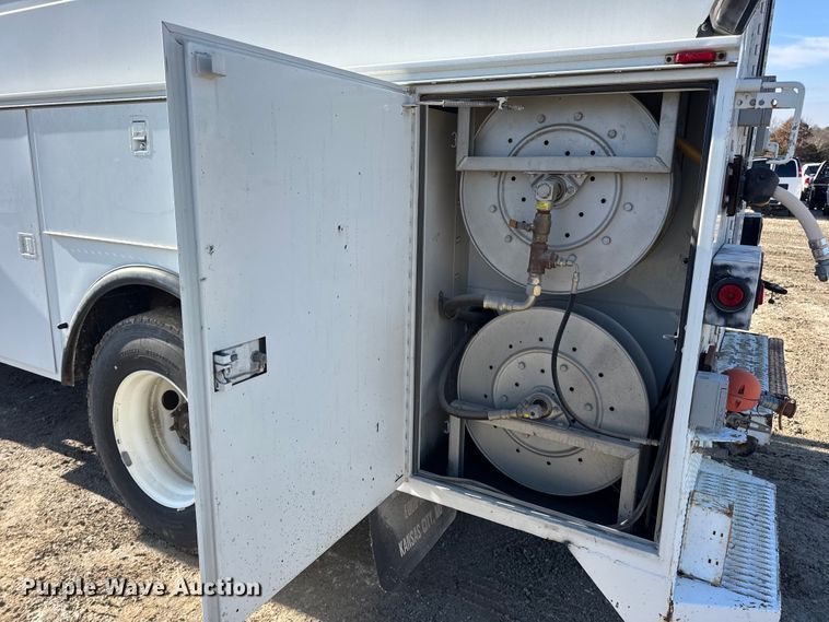 image for item DW6717 2003 International 7400 utility / service truck