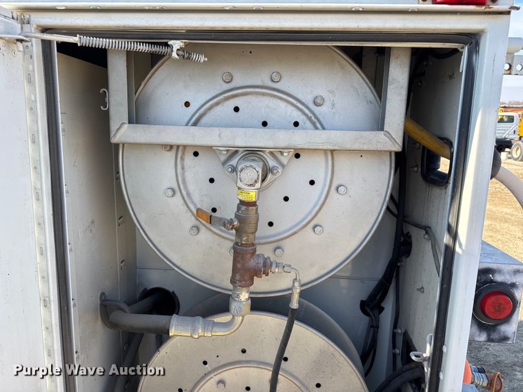 image for item DW6717 2003 International 7400 utility / service truck