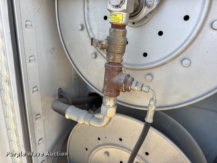 image for item DW6717 2003 International 7400 utility / service truck