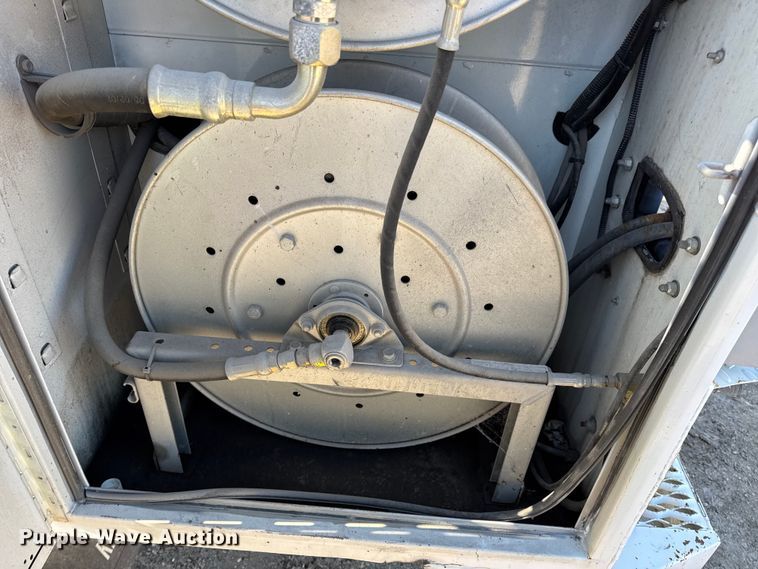 image for item DW6717 2003 International 7400 utility / service truck