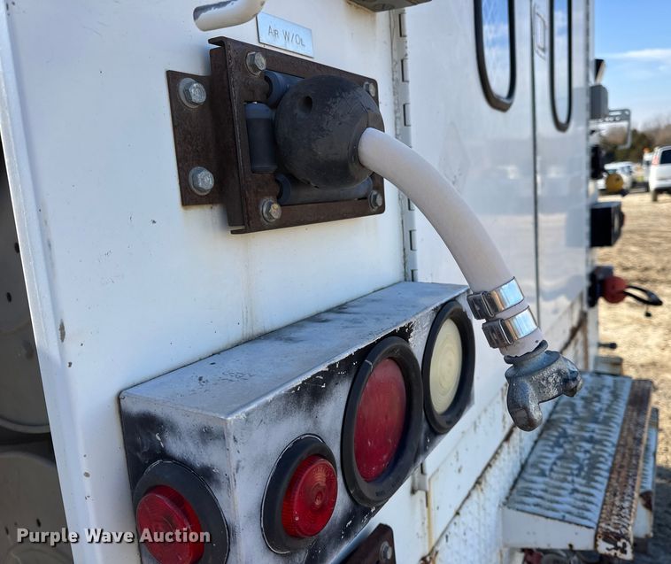 image for item DW6717 2003 International 7400 utility / service truck