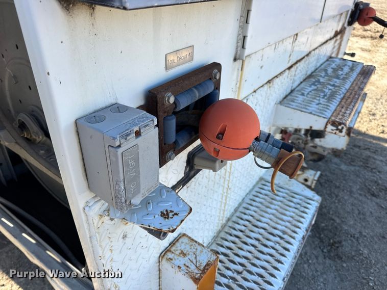 image for item DW6717 2003 International 7400 utility / service truck