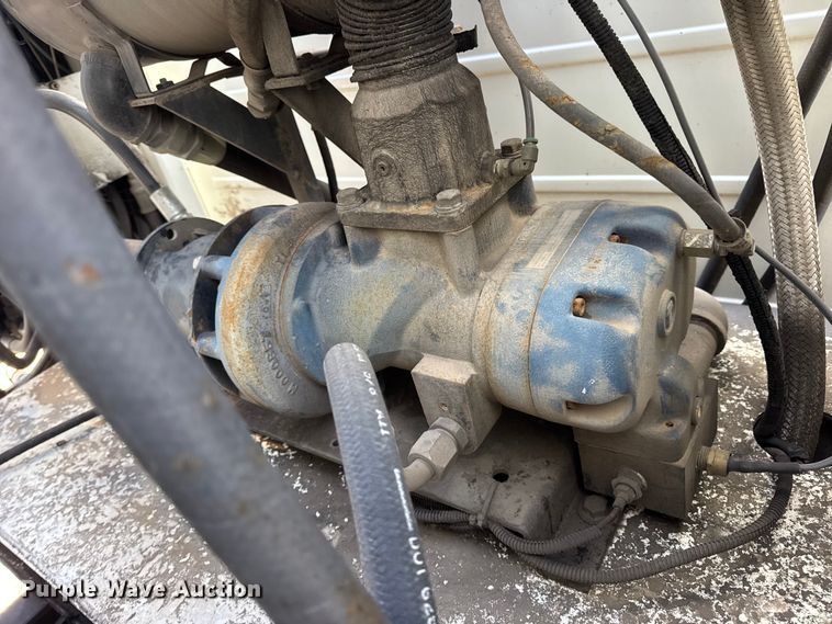 image for item DW6717 2003 International 7400 utility / service truck