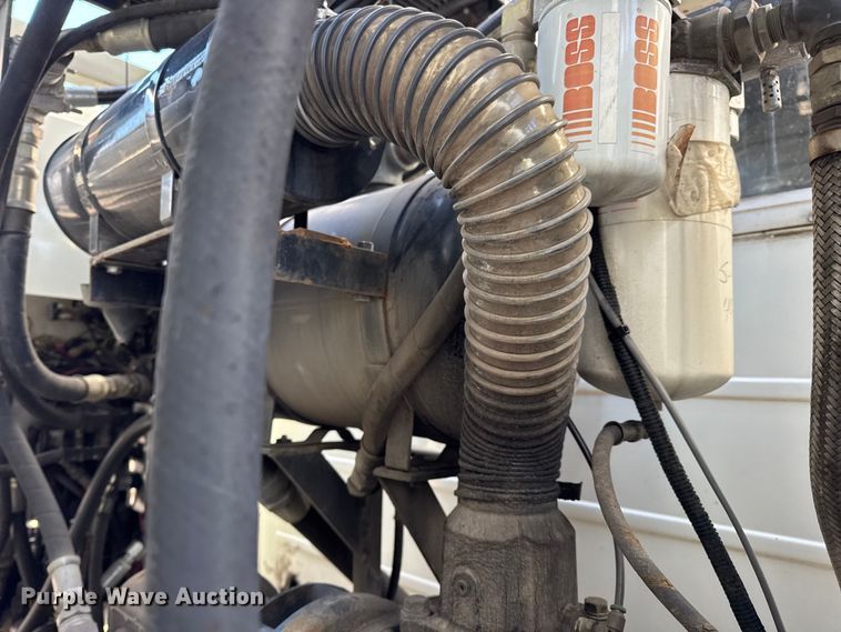 image for item DW6717 2003 International 7400 utility / service truck