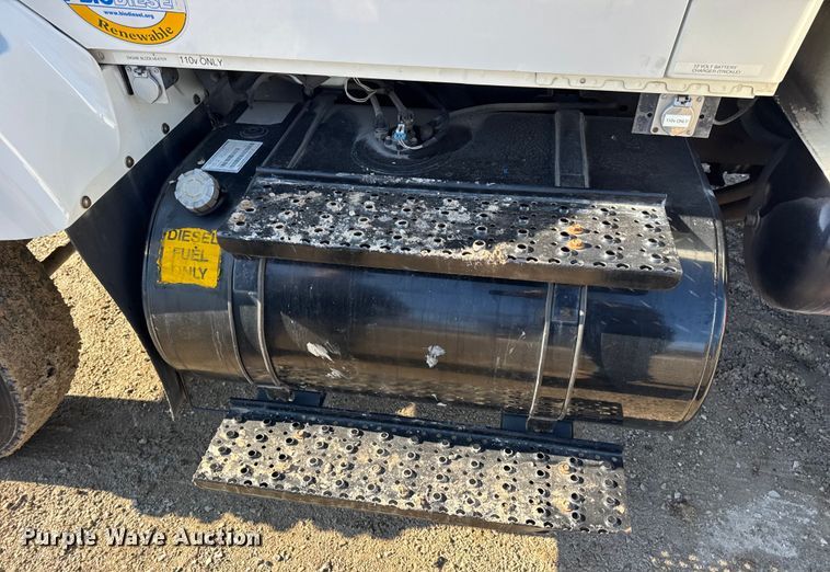 image for item DW6717 2003 International 7400 utility / service truck