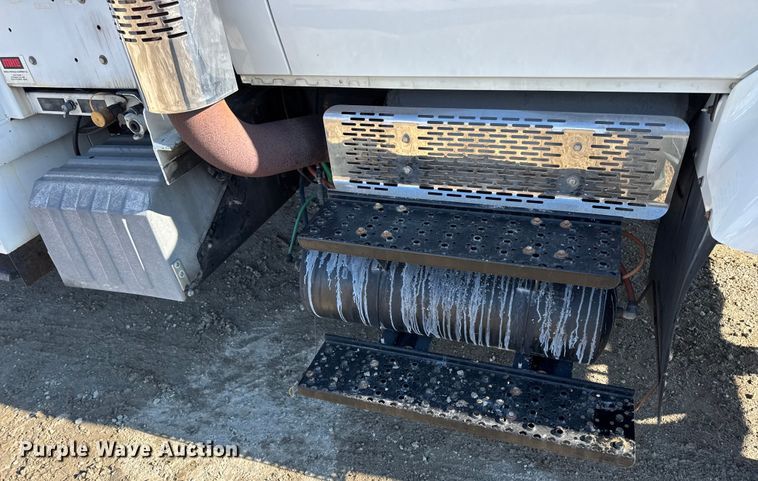 image for item DW6717 2003 International 7400 utility / service truck