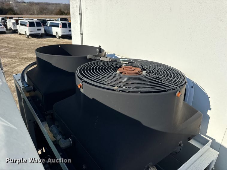 image for item DW6717 2003 International 7400 utility / service truck