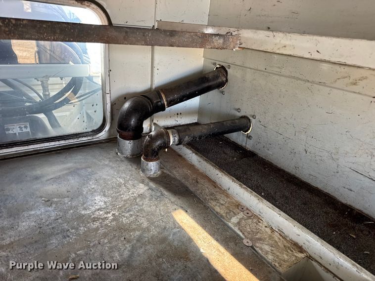 image for item DW6717 2003 International 7400 utility / service truck