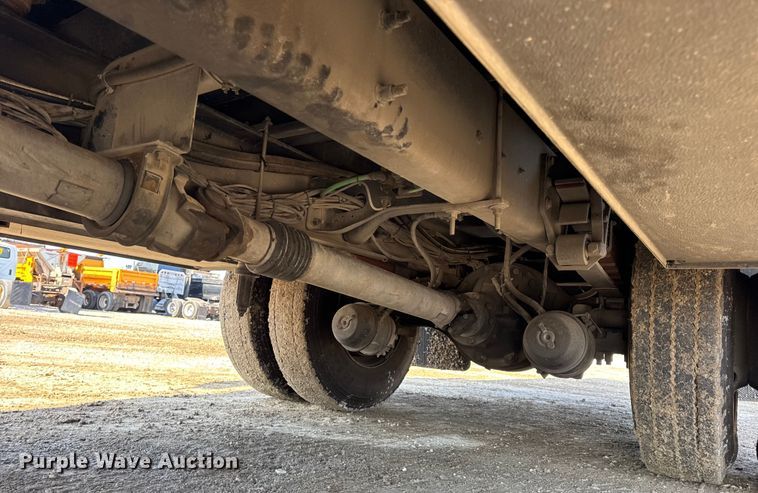 image for item DW6717 2003 International 7400 utility / service truck