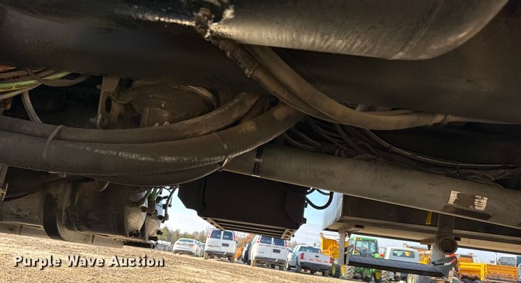 image for item DW6717 2003 International 7400 utility / service truck