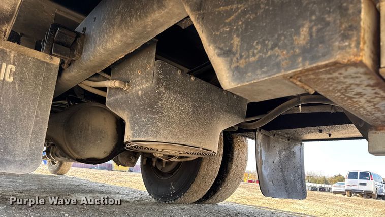 image for item DW6717 2003 International 7400 utility / service truck