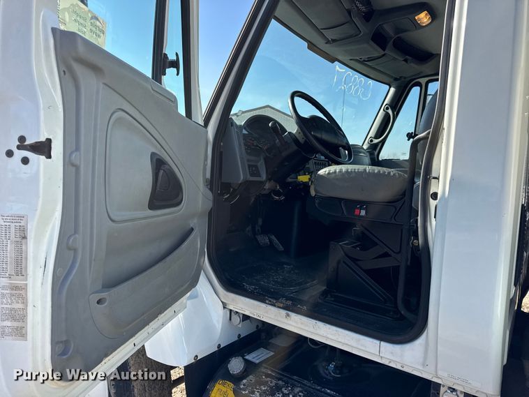 image for item DW6717 2003 International 7400 utility / service truck