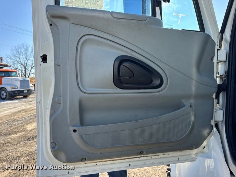 image for item DW6717 2003 International 7400 utility / service truck