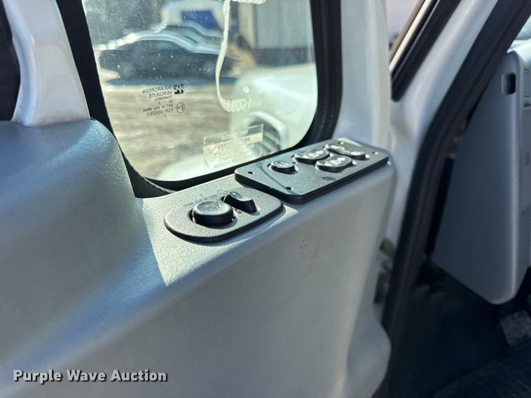 image for item DW6717 2003 International 7400 utility / service truck