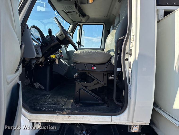 image for item DW6717 2003 International 7400 utility / service truck