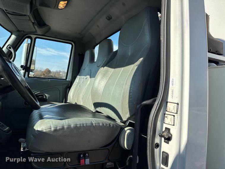 image for item DW6717 2003 International 7400 utility / service truck