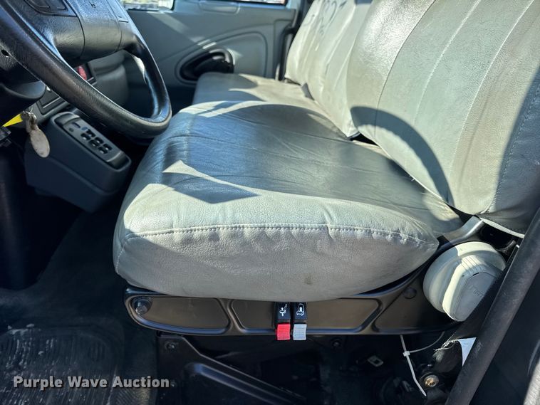 image for item DW6717 2003 International 7400 utility / service truck