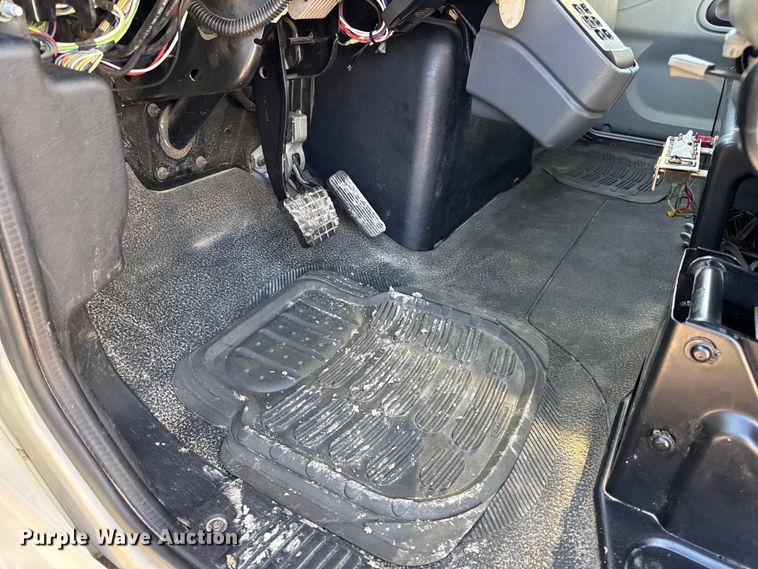 image for item DW6717 2003 International 7400 utility / service truck