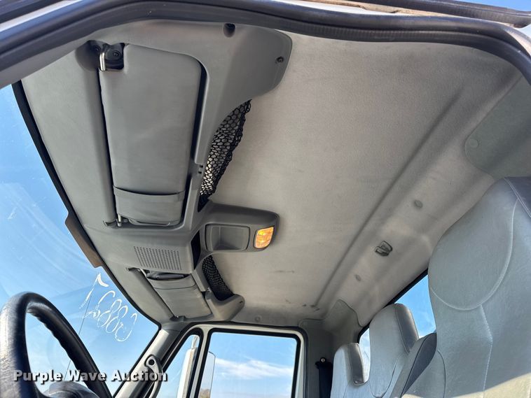 image for item DW6717 2003 International 7400 utility / service truck