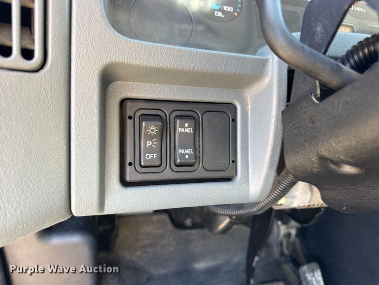 image for item DW6717 2003 International 7400 utility / service truck