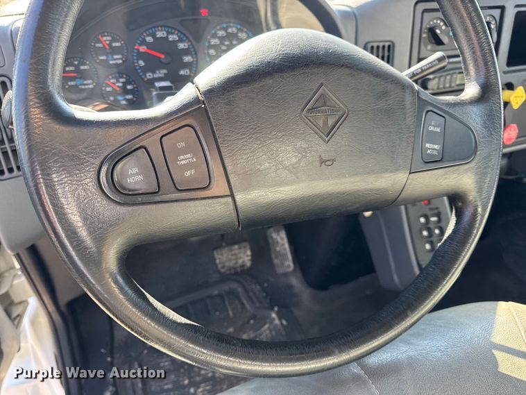 image for item DW6717 2003 International 7400 utility / service truck