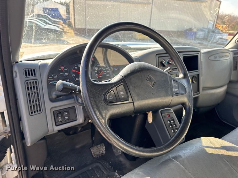 image for item DW6717 2003 International 7400 utility / service truck