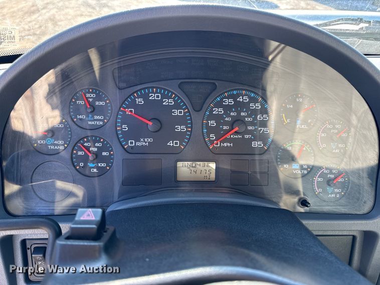 image for item DW6717 2003 International 7400 utility / service truck