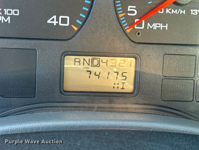 image for item DW6717 2003 International 7400 utility / service truck