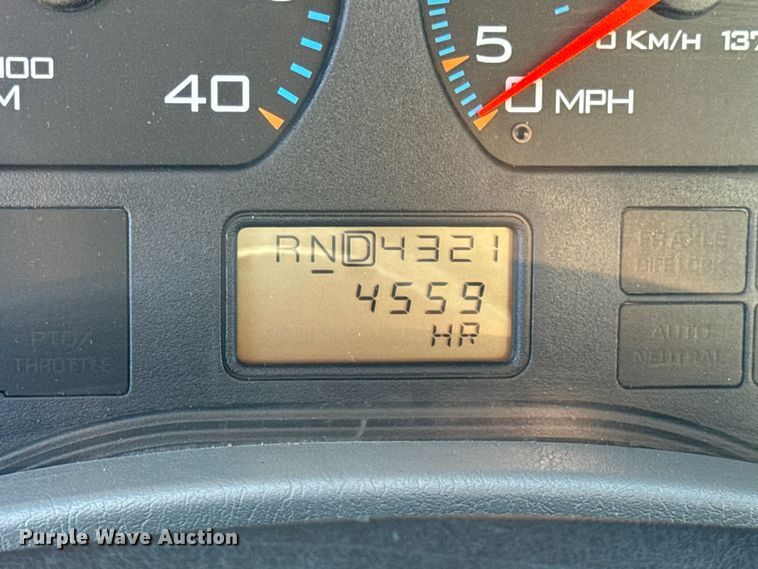 image for item DW6717 2003 International 7400 utility / service truck