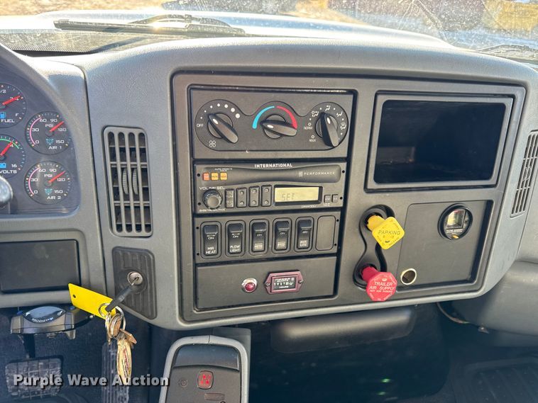 image for item DW6717 2003 International 7400 utility / service truck