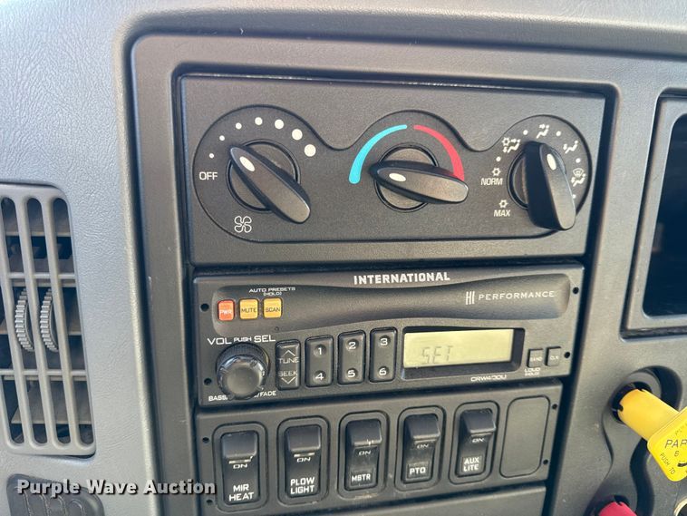 image for item DW6717 2003 International 7400 utility / service truck