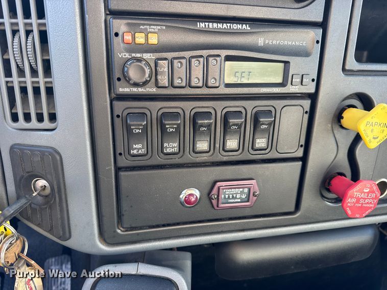 image for item DW6717 2003 International 7400 utility / service truck