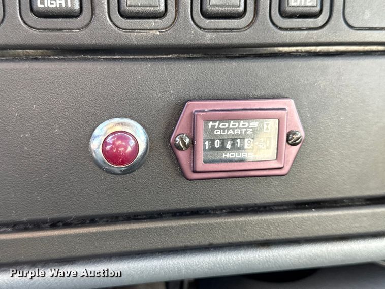 image for item DW6717 2003 International 7400 utility / service truck