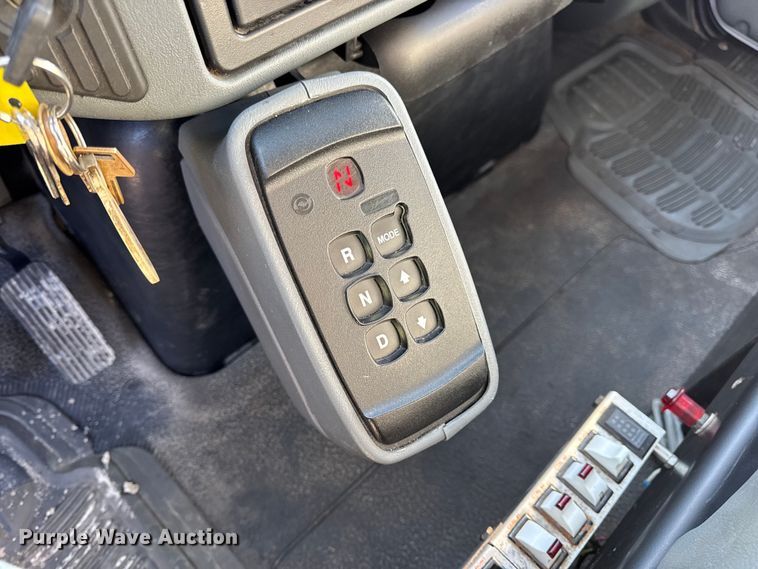 image for item DW6717 2003 International 7400 utility / service truck