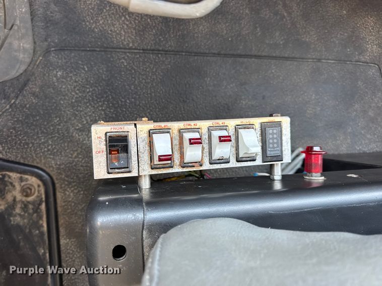 image for item DW6717 2003 International 7400 utility / service truck