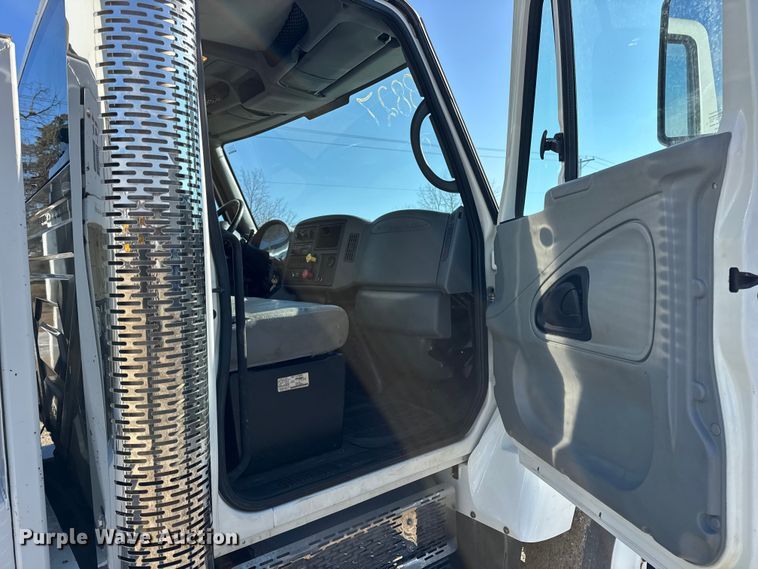 image for item DW6717 2003 International 7400 utility / service truck