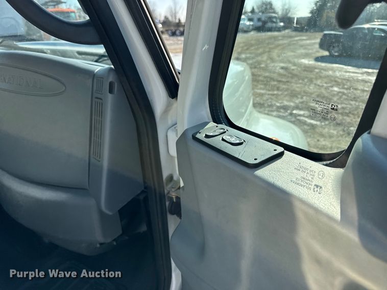 image for item DW6717 2003 International 7400 utility / service truck