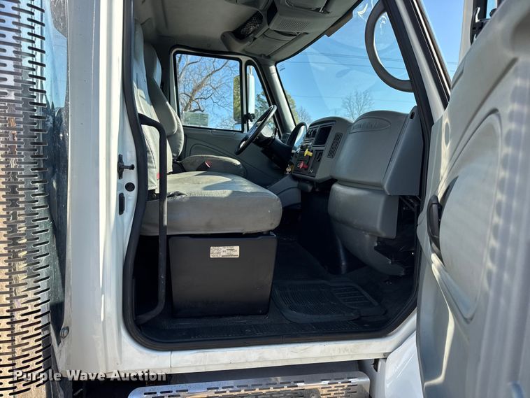 image for item DW6717 2003 International 7400 utility / service truck