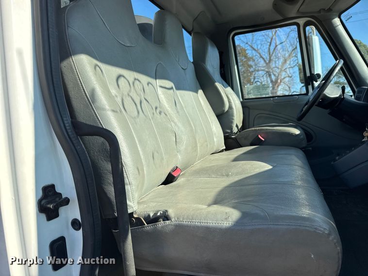 image for item DW6717 2003 International 7400 utility / service truck