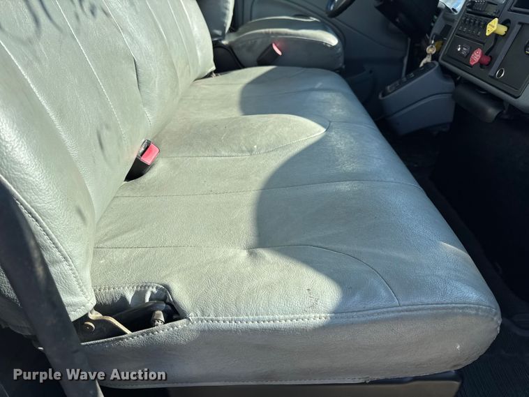 image for item DW6717 2003 International 7400 utility / service truck