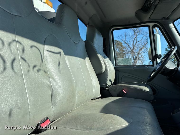 image for item DW6717 2003 International 7400 utility / service truck