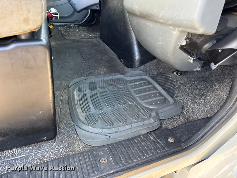 image for item DW6717 2003 International 7400 utility / service truck