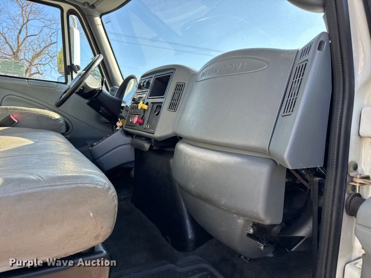 image for item DW6717 2003 International 7400 utility / service truck