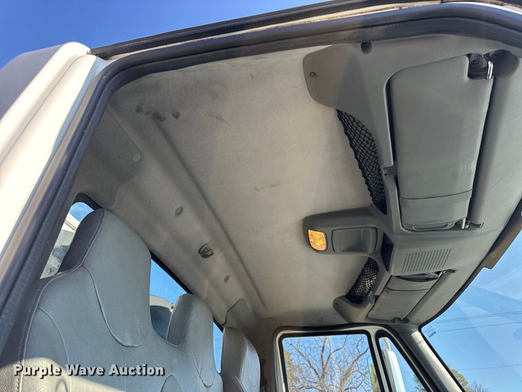 image for item DW6717 2003 International 7400 utility / service truck