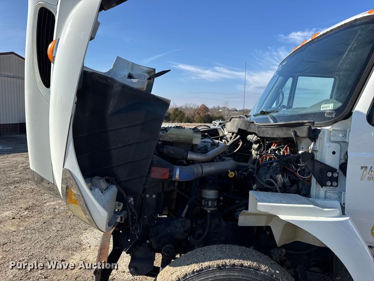 image for item DW6717 2003 International 7400 utility / service truck