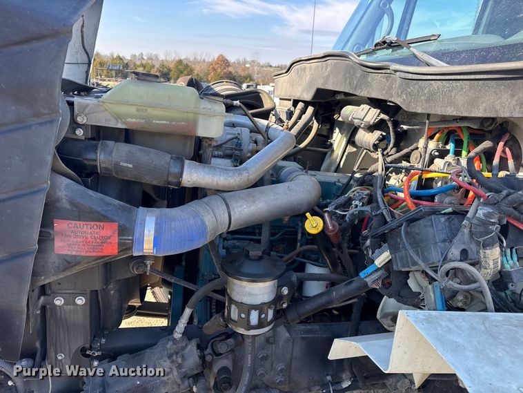 image for item DW6717 2003 International 7400 utility / service truck