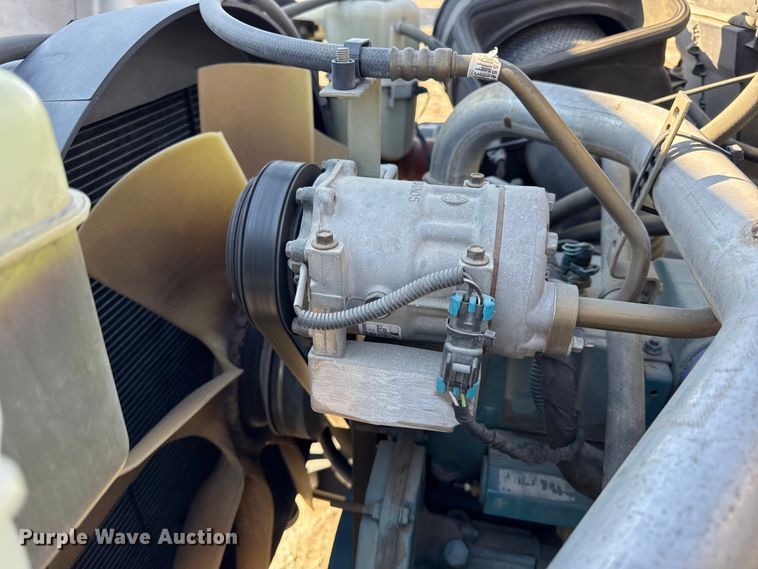 image for item DW6717 2003 International 7400 utility / service truck