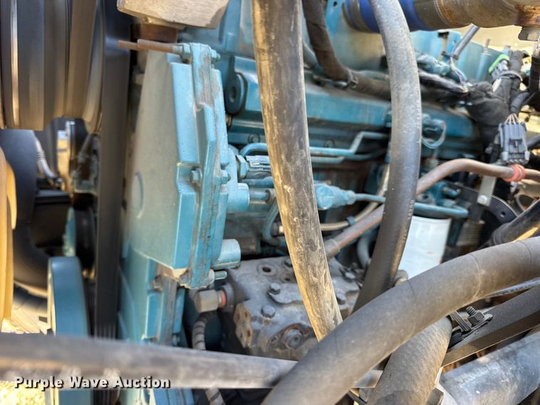 image for item DW6717 2003 International 7400 utility / service truck